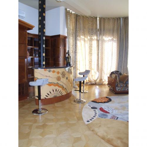 Bar en laque, tapis en laine et soie Bar en laque, tapis en laine et soie