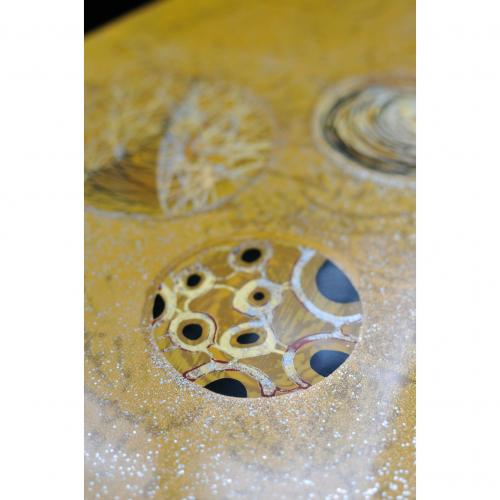 Détail de l'imposte en laque Détail de l'imposte en laque